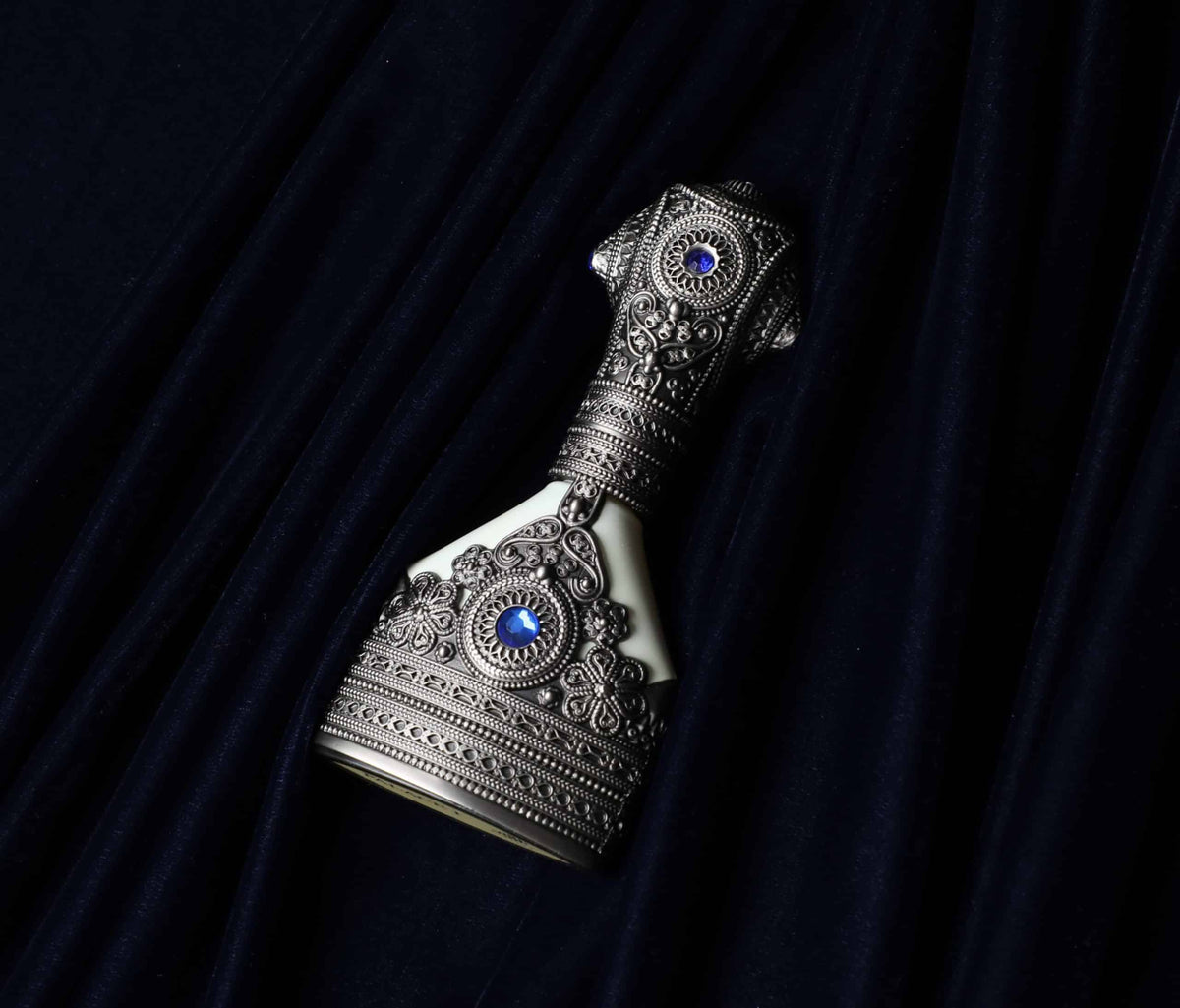 تحفة الندرة العمانية عطر القصر الأول بالورد البلغاري والعود الطبيعي المعتق لإطلالة ملكية مهيبة 30مل